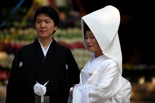 Hochzeitspaar im Meiji Jingu in Tokio.