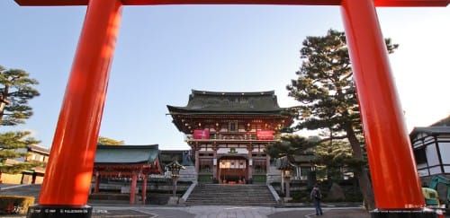 Fast so gut wie echt: Der  virtuelle Besuch im Schrein Fushimi Inari Taisha.