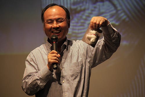 Japans iPhone-Verkäufer: Masayoshi Son mit dem Softbank-Maskottchen in der Hand.