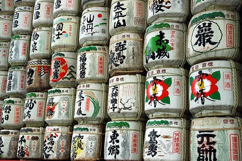 Auf den Reiswein gekommen: Sake-Fässer im Meiji-Schrein Tokio.