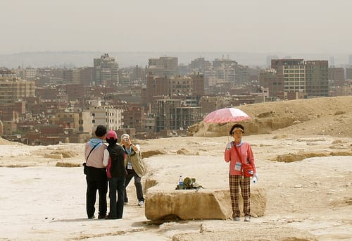 Trotz wenig Urlaub in der Ferne unterwegs: japanische Touristen in Ägypten.