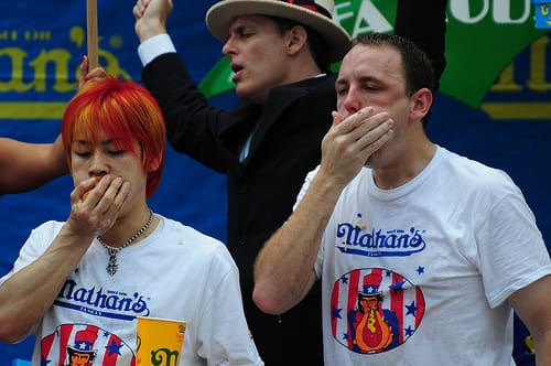 Zwei Vielfresser: Takeru Kobayashi (links) und Joey Chestnut rechts) im Zweikampf.