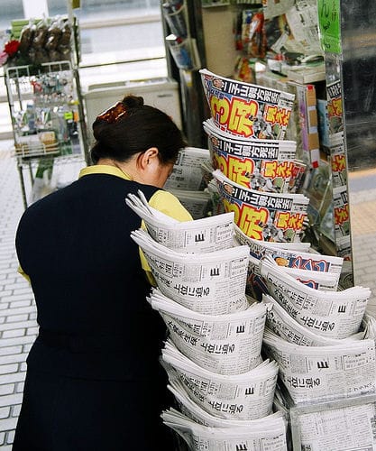 Der tägliche Zeitungs-Dschungel: Eine Kiosk in Japan.