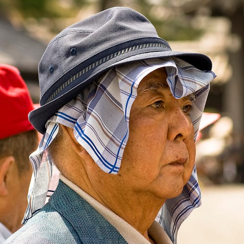 Kaum auszuhalten: Ein älterer Japaner schützt sich vor der Hitze.