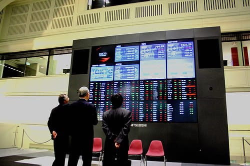 Gebanntes Warten: Vor einer Anzeigetafel der Tokioter Börse.