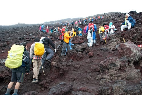 Anstehen zum Gipfel: Bergsteiger auf dem Fuji.