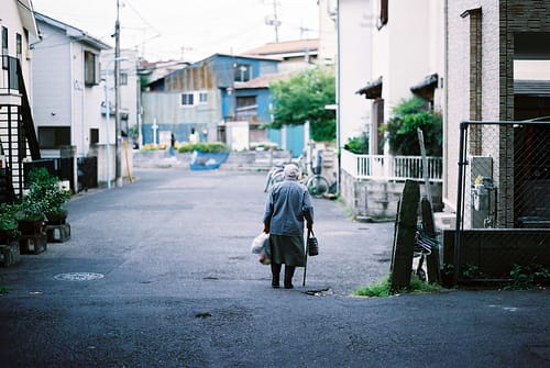 Die japanische Gesellschaft altert rasch: Alte Frau in Tokio.