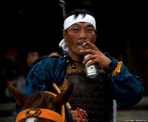 Ausgeraucht, Samurai: Ein Japaner zieht an einem Fest an seiner Zigarette.