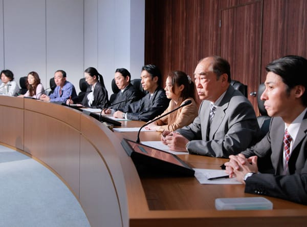 Schwere Aufgabe: 3 professionelle Richter in der Mitte müssen zusammen mit 6 Laienrichtern zusammenarbeiten. Hier eine Szene…