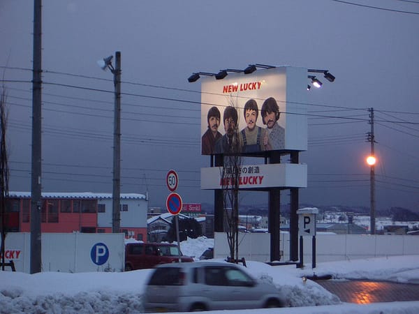 Überall präsent: Ein Pachinko-Glückspielladen mit dem Bild der Beatles in Japan.