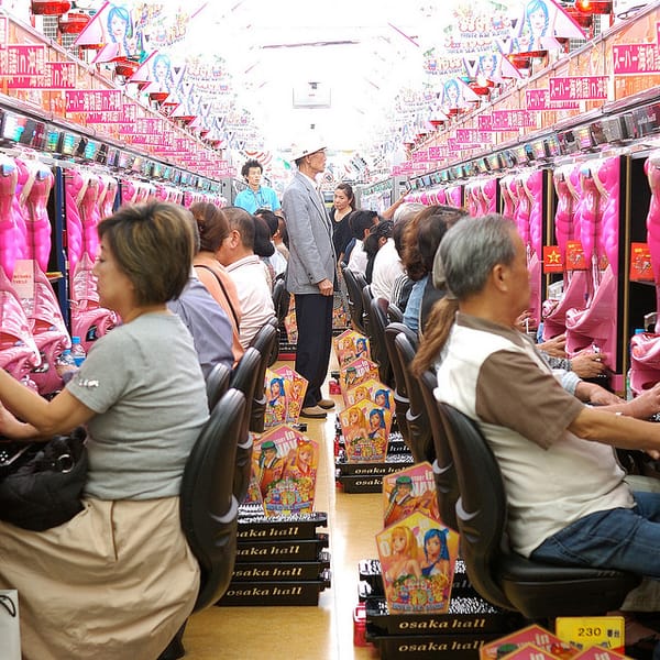 Der Tempel des Glücksspiels: Eine Pachinko-Spielhalle in Osaka.
