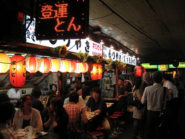 Geschäftiges Treiben: In einem Izakaya in Tokio.