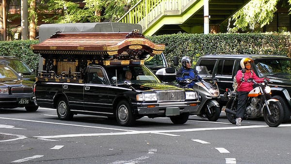 Ein langer Weg zum Begräbnis: Ein Leichenbestatter in Japan.