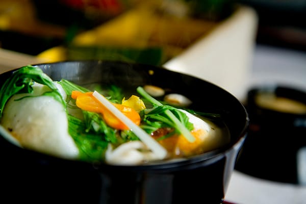 Bitte nicht verschlucken: Die japanische Neujahrssuppe Zoni. Links sieht man das weisse Mochi.