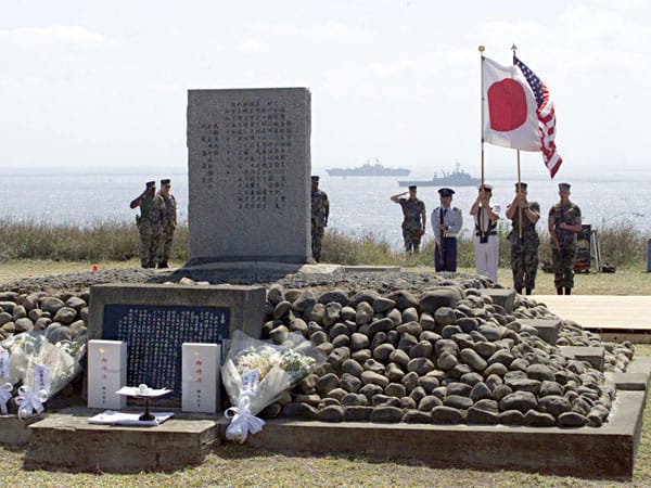 Gegen das Vergessen: Amerikanische und japanische Soldaten gedenken in einer gemeinsamen Zeremonie auf Iwo Jima den Opfern d…