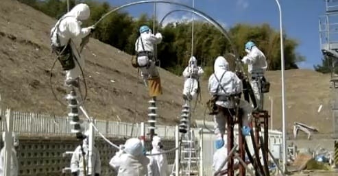 Arbeiter in Fukushima 1 versuchen die Stromleitungen wiederherzustellen.