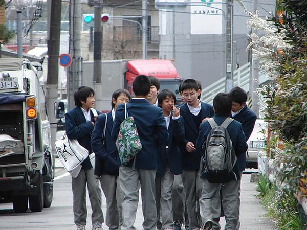 English, please: Schüler in Japan.