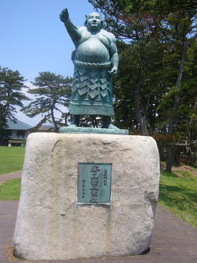 Die Bronzestatue des 9. Sumomeister Hidenoyama Raigoro.