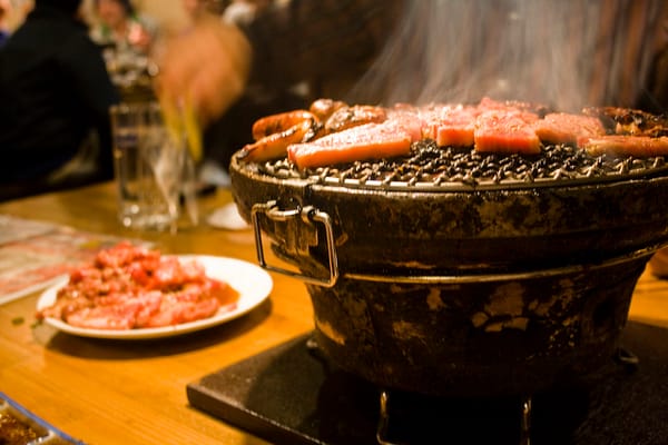 Viel Rauch und Feuer: In einem gewöhnlichen Yakiniku-Restaurant.