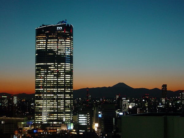 Hell erleuchtet: Roppongi Hills bei Nacht.