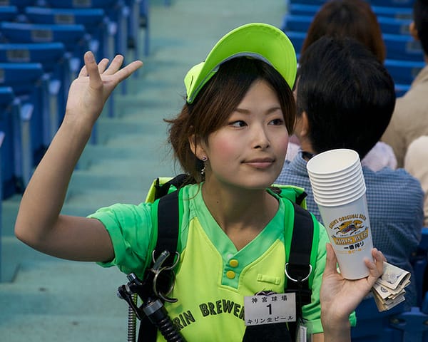 Ein Bierverkäuferin in einem Baseballstadion.