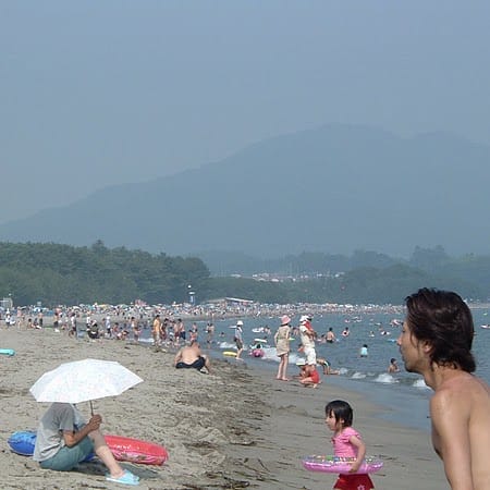 Ein Erinnerungsfoto aus dem Jahr 2004 vom Sandstrand beim inzwischen vom Tsunami zerstörten Kiefernwald von Rikuzentakata.