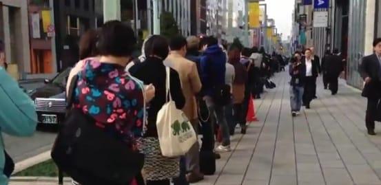 Die lange Schlange vor dem Apple Store.