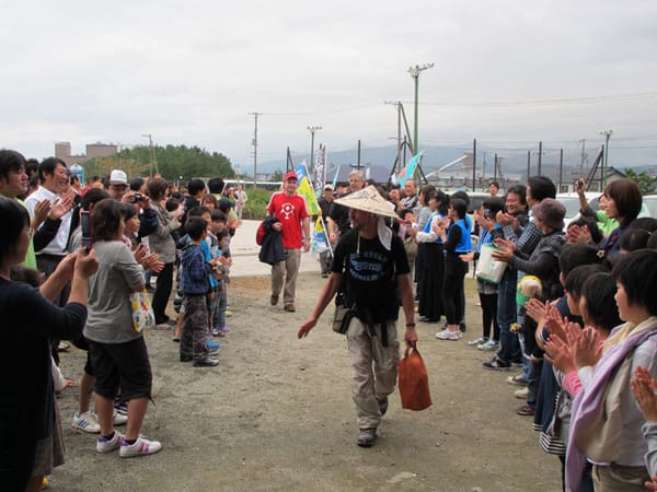 Die Hälfte ist geschafft: Thomas Köhler wird von den Menschen in Itoigawa empfangen.