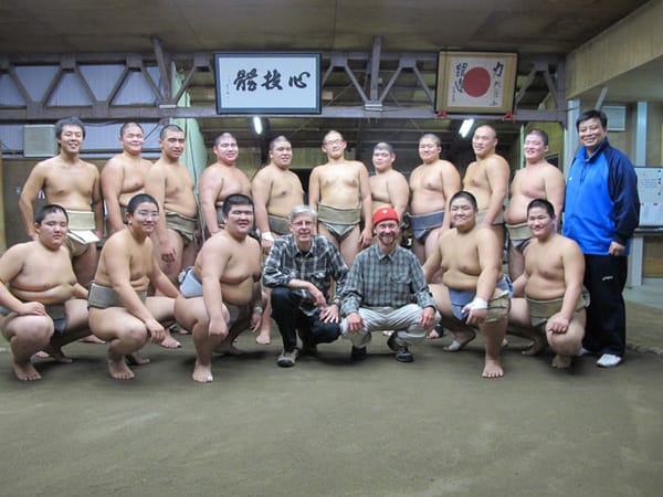 Auf Besuch bei den Sumo-Junioren. Neben mir ist Rolf Müller zu sehen.