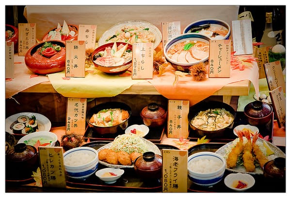 Einflüsse aus aller Welt: Plastikessen in einer Vitrine vor einem Restaurant in Japan.