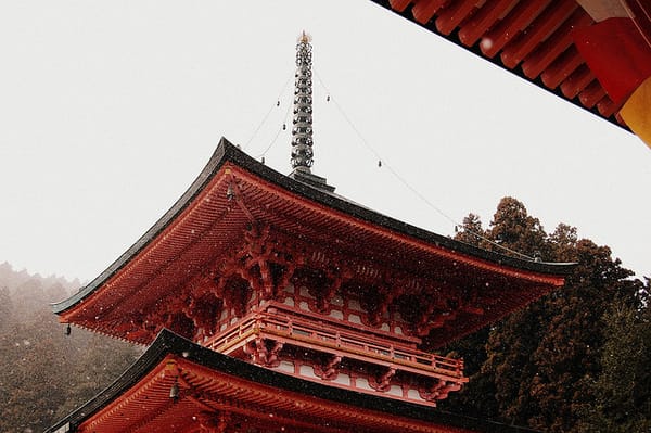 Schnee auf der Pagode: Auf der Tempelanlage des Enryaku-ji bei Kyoto.