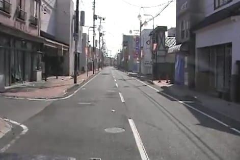 Nicht ganz verlassen: In der evakuierten Stadt Tomioka im April 2011.