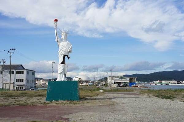 Spuren der Zerstörung: In der Flussmündung von Ishinomaki.