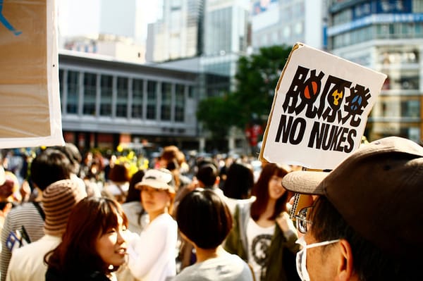 Ein AKW-Protest im April 2011 vor dem Bahnhof in Shibuya, Tokio.