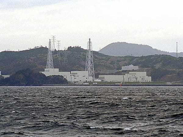 Auf einem fast 15 Meter hohen Sockel gebaut: Das AKW Onagawa.