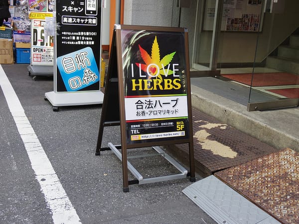 Alles legal: Ein Schild weist auf ein Duftgras-Geschäft hin.