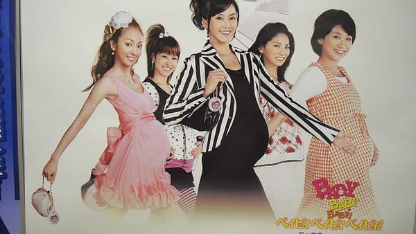 Schon schwanger? Der Film «Baby, Baby, Baby» beschäftigt sich humoristisch mit dem Thema Arbeit und Kinder.