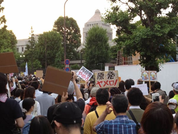 Auf dem Weg zu Nodas Amtssitz: Im Hintergrund ist das japanische Parlament zu sehen.