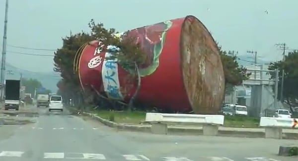 Die vom Tsunami weggeschwemmte Büchse von Ishinomaki.