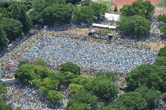 Anti-AKW-Demonstranten versammeln sich im Yoyogi-Park von Tokio.