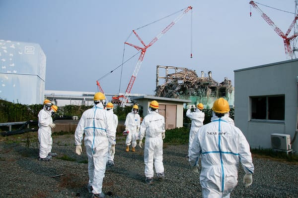 Der Auslöser: Mitarbeiter der Internationalen Atomenergie-Organisation besuchen das AKW-Gelände von Fukushima im Oktober 201…