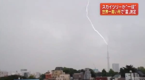 Ein Blitzeinschlag im Tokyo Sky Tree.