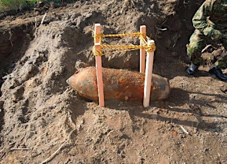 Die gefundene Bombe neben dem Rollfeld auf dem Flughafen Sendai.