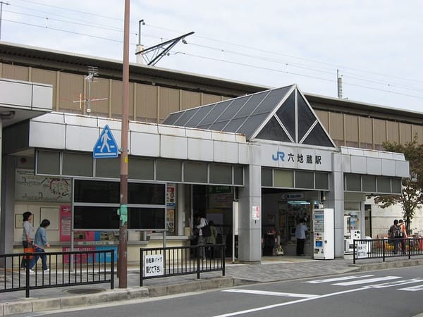 Die kleine Bahnstation Rokujisou bei Kyoto.