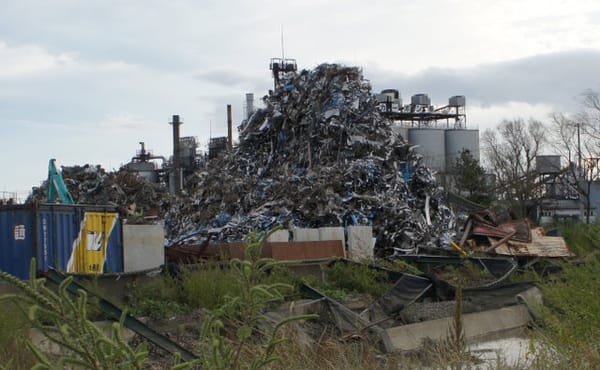 Ein Trümmerberg im Hafen von Ishinomaki, Präfektur Miyagi.