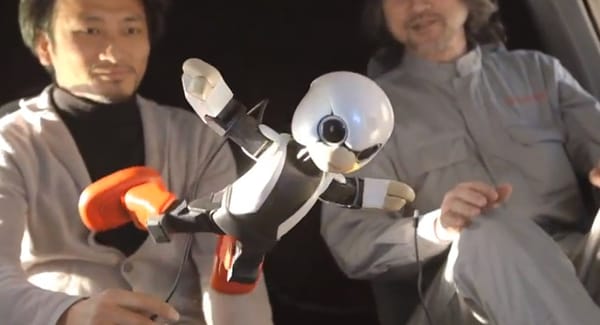 Kirobo bei ersten Tests in der Schwerelosigkeit.