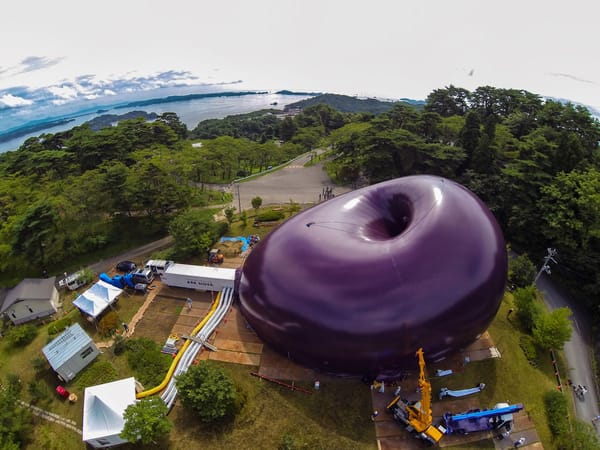 Mit Blick auf die Bucht von Matsushima: Die Ark Nova während des Aufbaus.