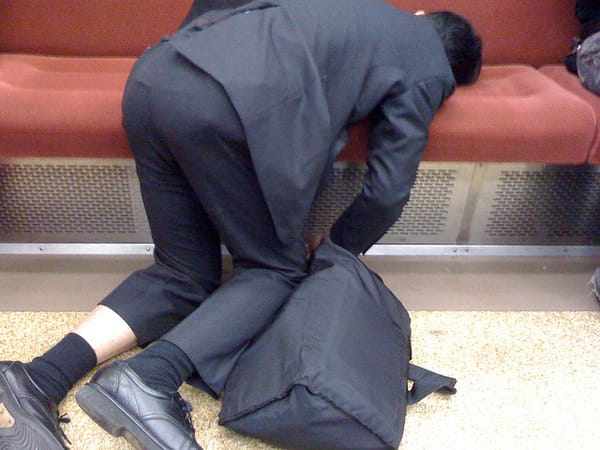 Kein seltenes Bild: Im nächtlichen Zug in Japan.