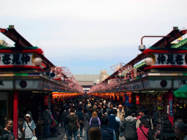 Touristen beim Senso-ji in Asakusa.