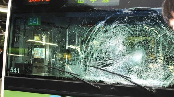 Ein Zug der Yamanote-Linie in Tokio nach einem Selbstmordversuch.